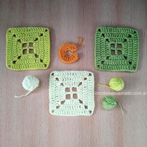 Cuadrado al crochet con centro calado Tres cuadrados al crochet con centro calado tejidos en distintos tonos mostrando detalle del motivo central