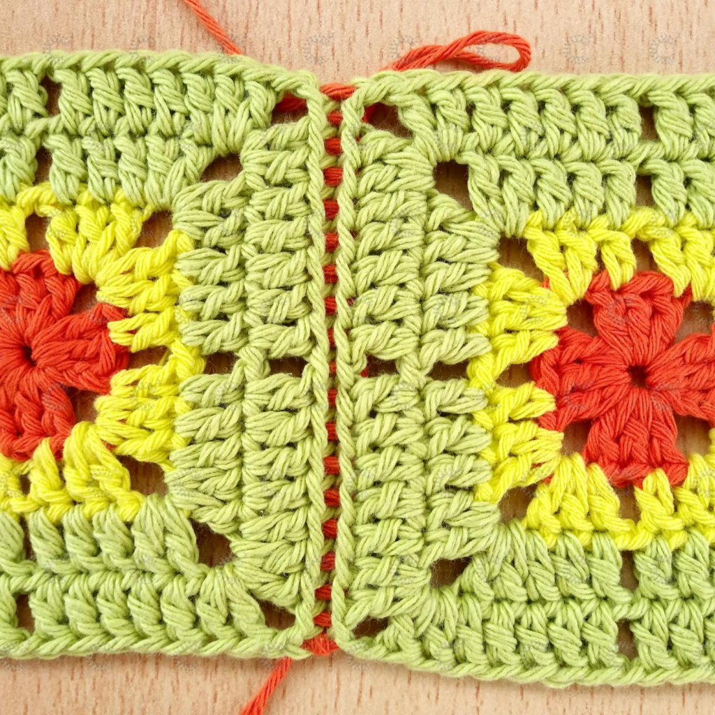 Unión de cuadrados al crochet con hilo contrastante que resalta la costura decorativa