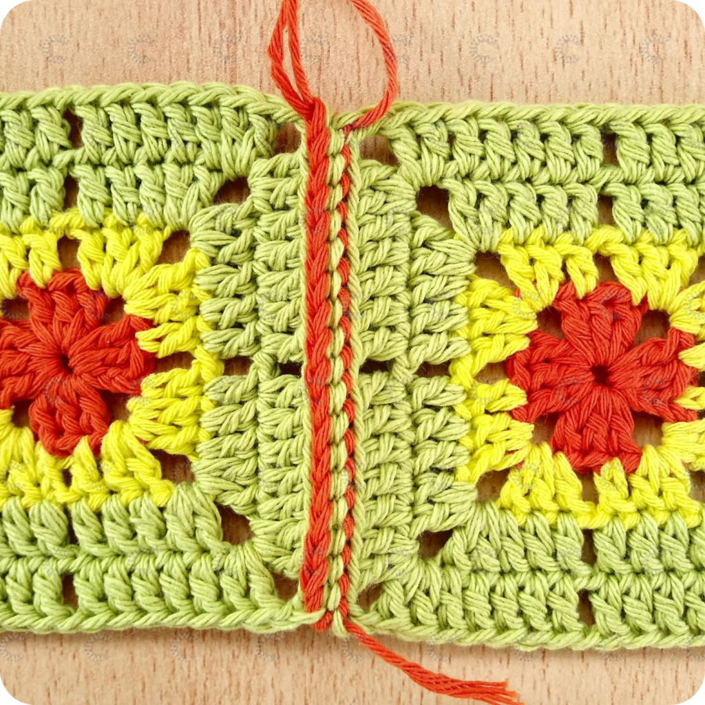 Unión de cuadrados al crochet con hilo contrastante que resalta la costura y el diseño
