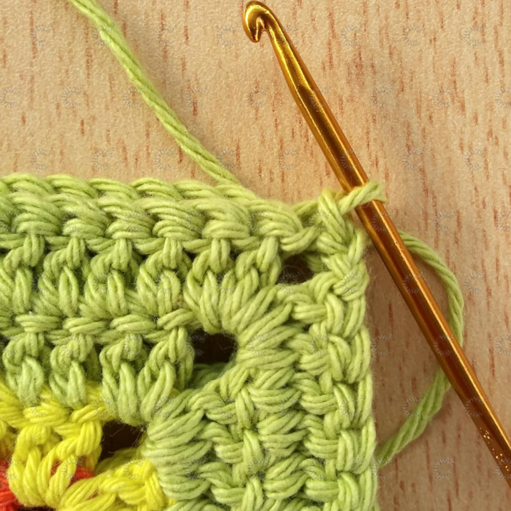 Punto enano tejido de forma pareja para unir cuadrados al crochet por el derecho