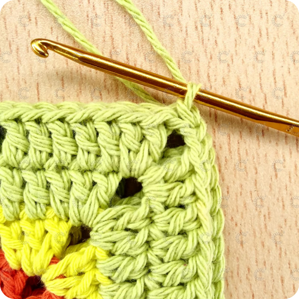 Punto enano tejido uniendo dos cuadrados al crochet de forma prolija