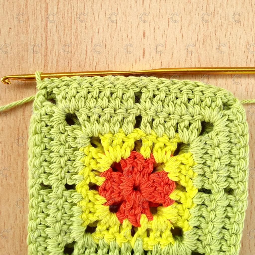 Unión de cuadrados al crochet terminada utilizando punto enano y aguja de crochet