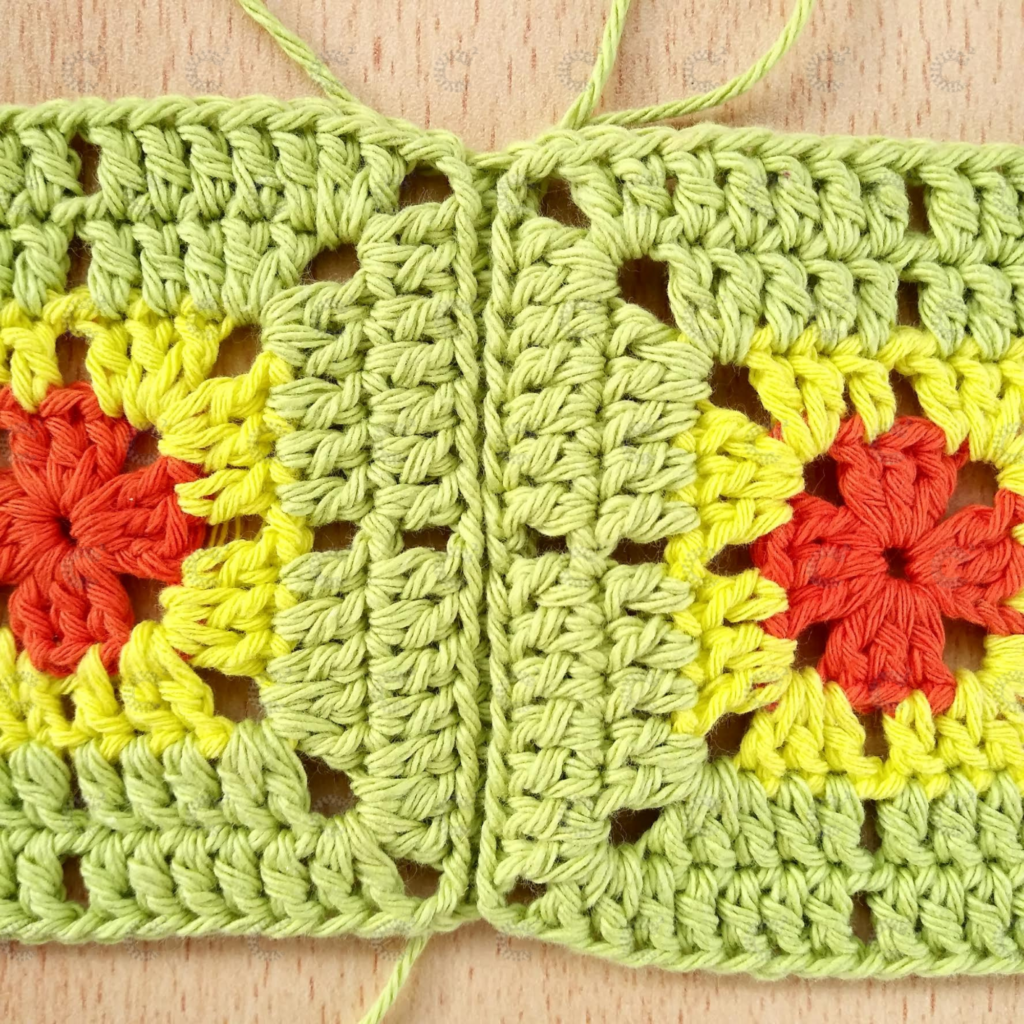 Unión de cuadrados al crochet con aguja de crochet usando hilo del mismo color, costura sutil y pareja