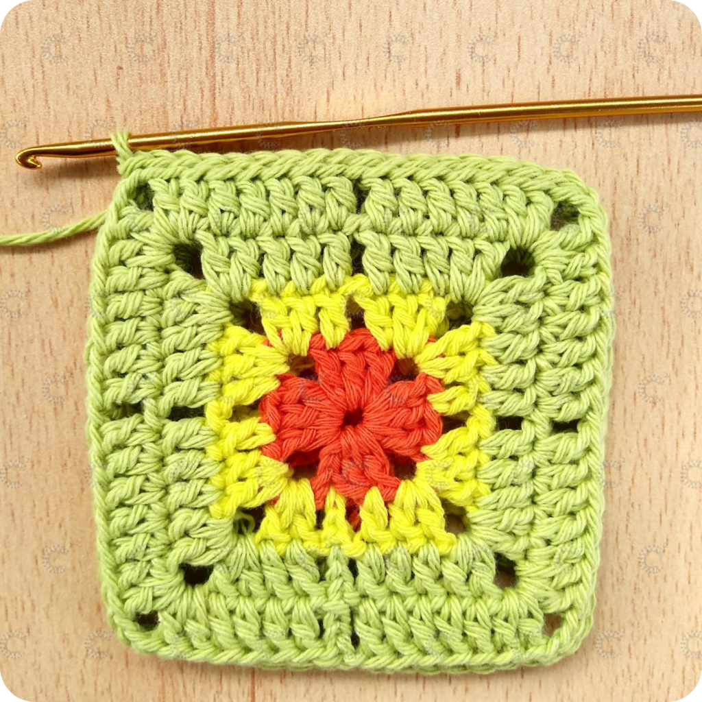 Unión de cuadrados al crochet terminada con aguja de crochet y punto enano