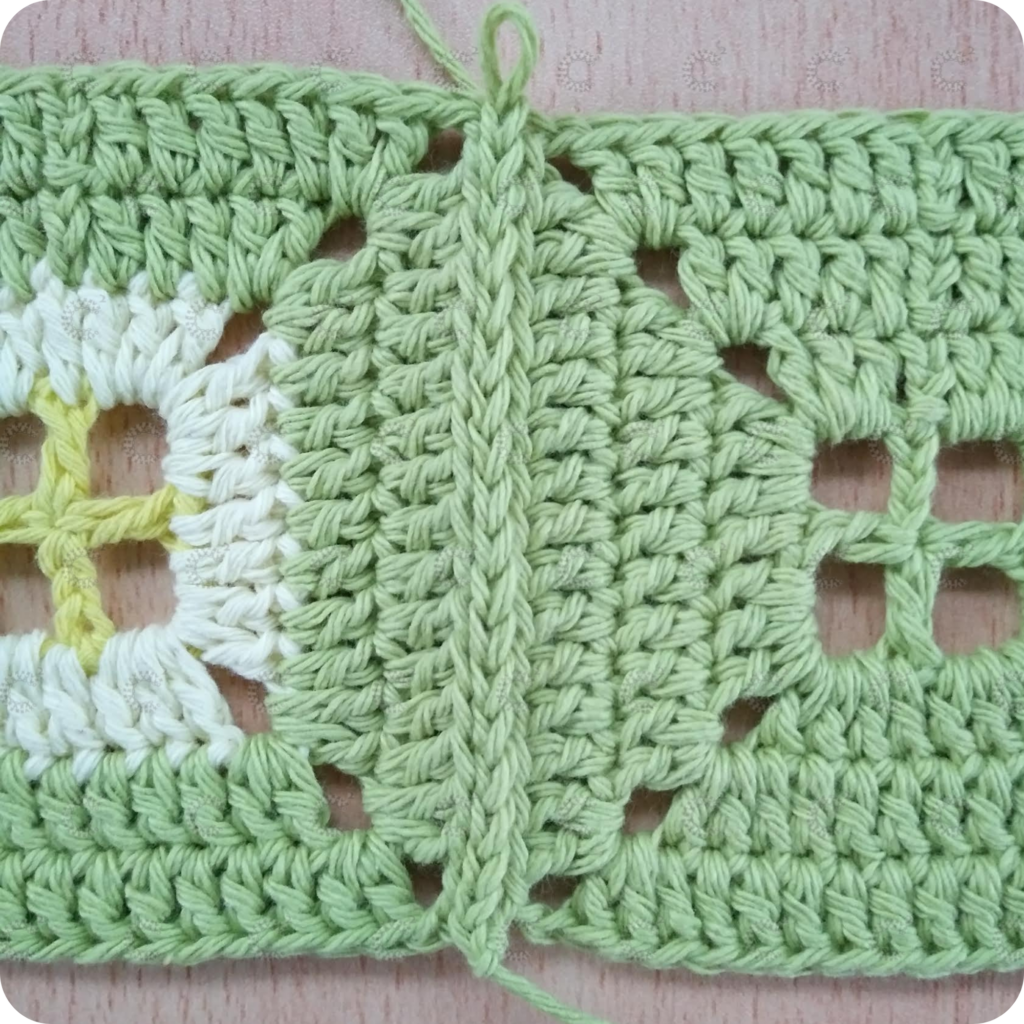 Unión de cuadrados al crochet sin relieve usando hilo del mismo color, vista del derecho
