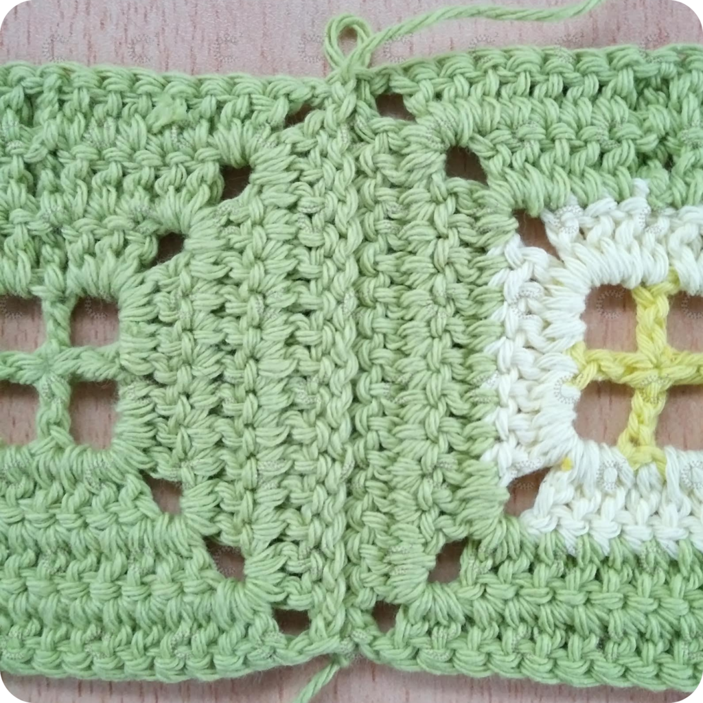 Revés de la unión de cuadrados al crochet sin relieve con hilo del mismo color, acabado imperceptible