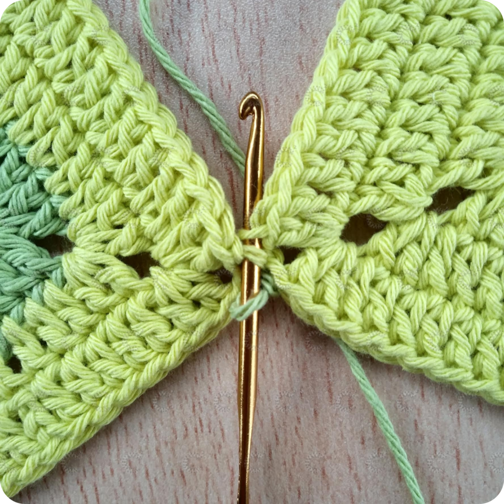Unión de cuadrados al crochet alternando puntos para lograr una costura pareja y sin relieve