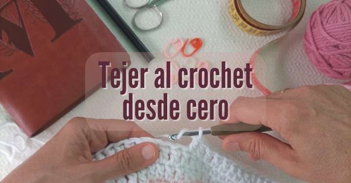manos de mujer tejiendo al crochet con aguja y lana clara para aprender crochet desde cero