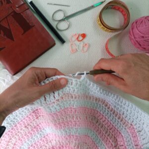 como sostener la aguja de crochet forma lanza