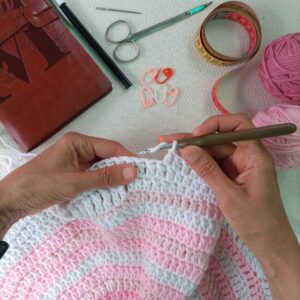 como sostener la aguja de crochet forma lapiz