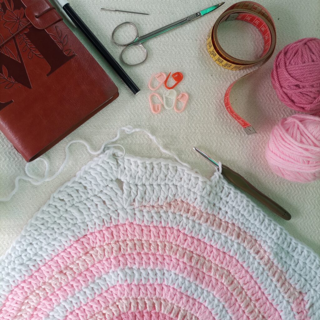 materiales básicos para aprender crochet desde cero aguja numero 5 y lana semigruesa