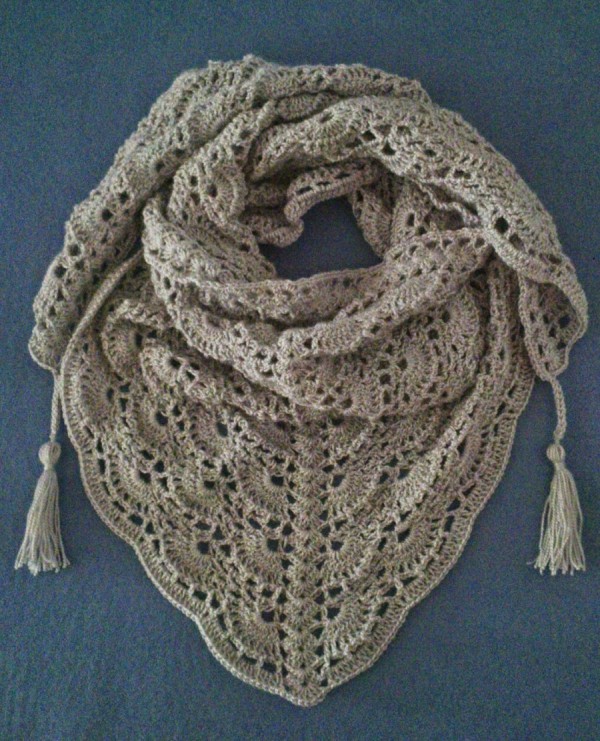 Variantes de chal triangular al crochet en diferentes colores y texturas