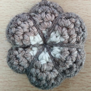 colgante flor crochet