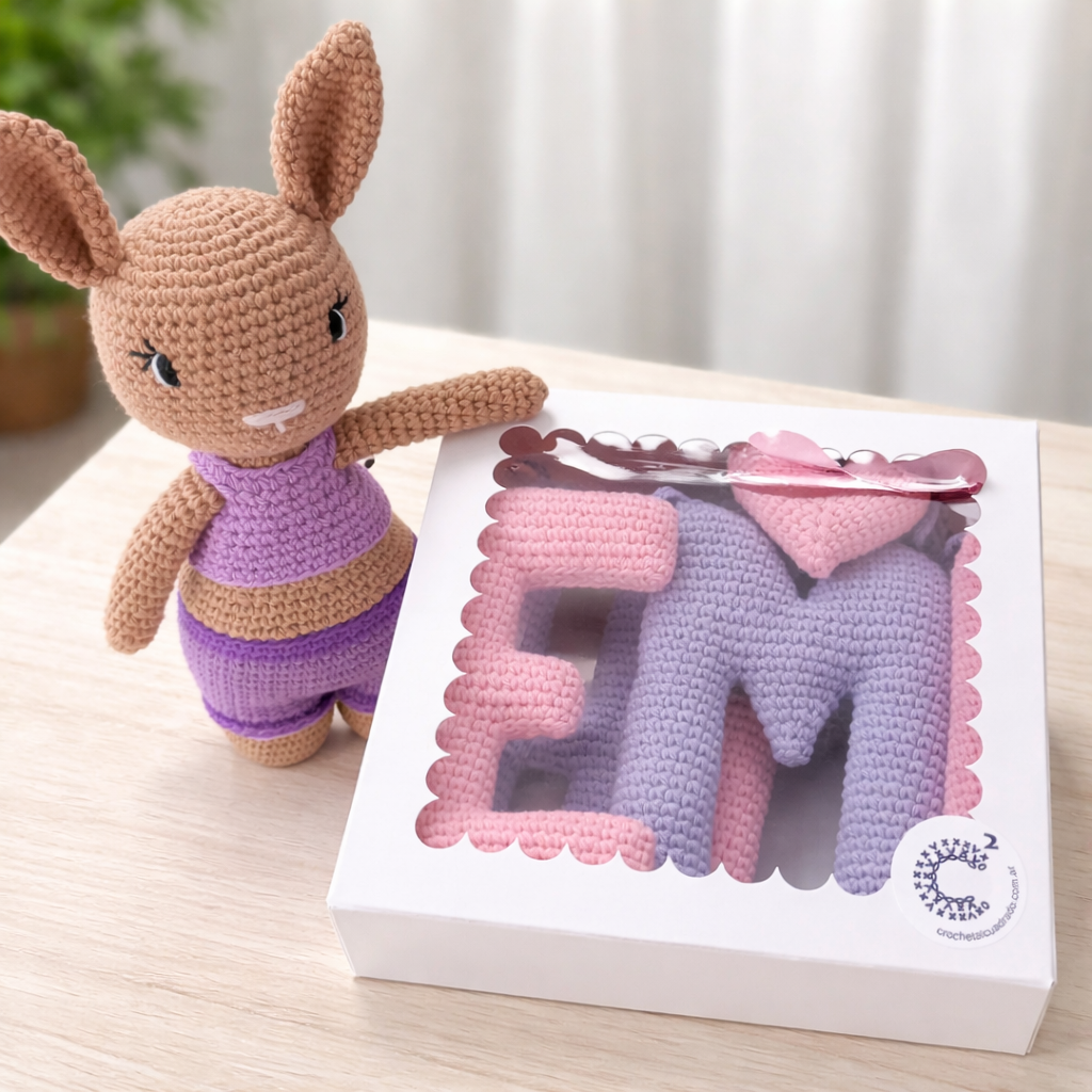 Guirnalda de letras amigurumi al crochet empaquetada, lista para regalar como obsequio artesanal infantil
