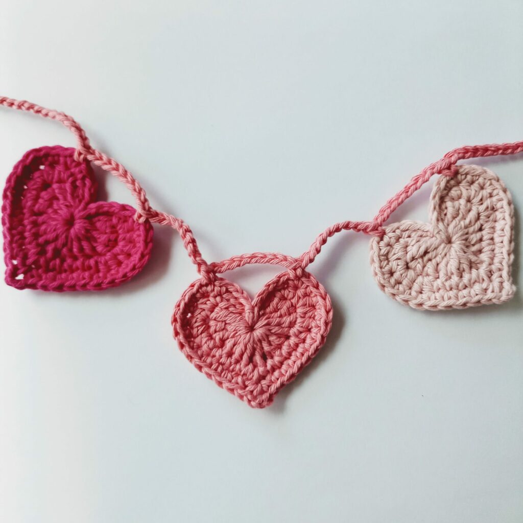 crochet heart garland made with small crochet hearts – handmade decoration tutorial