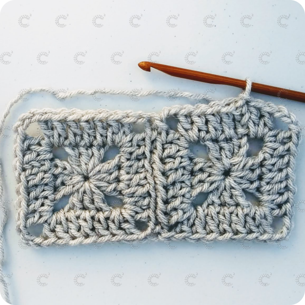 Detalle de la unión punto por punto al crochet entre dos cuadrados terminados