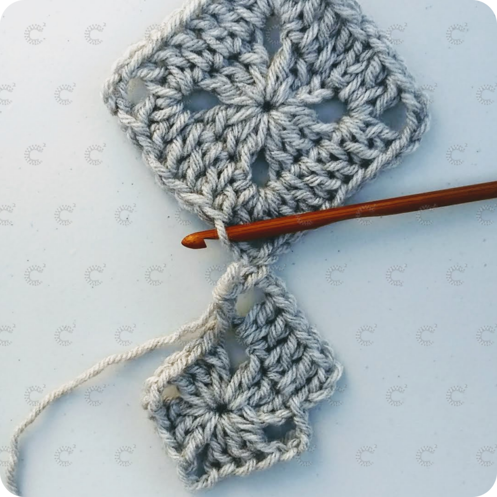 Paso 6 de la unión punto por punto al crochet: inserción de la aguja en la vareta del granny ya terminado