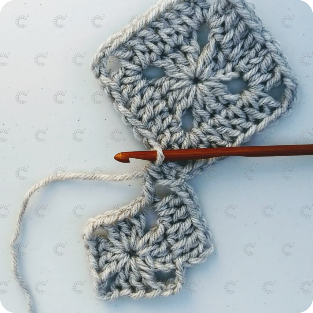 Paso 8 de la unión punto por punto al crochet: cierre del punto de unión sin generar relieve