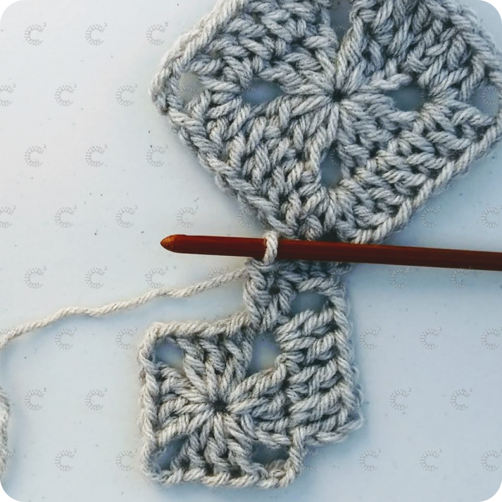 Paso 9 de la unión punto por punto al crochet: continuidad de la unión a lo largo del lateral del granny