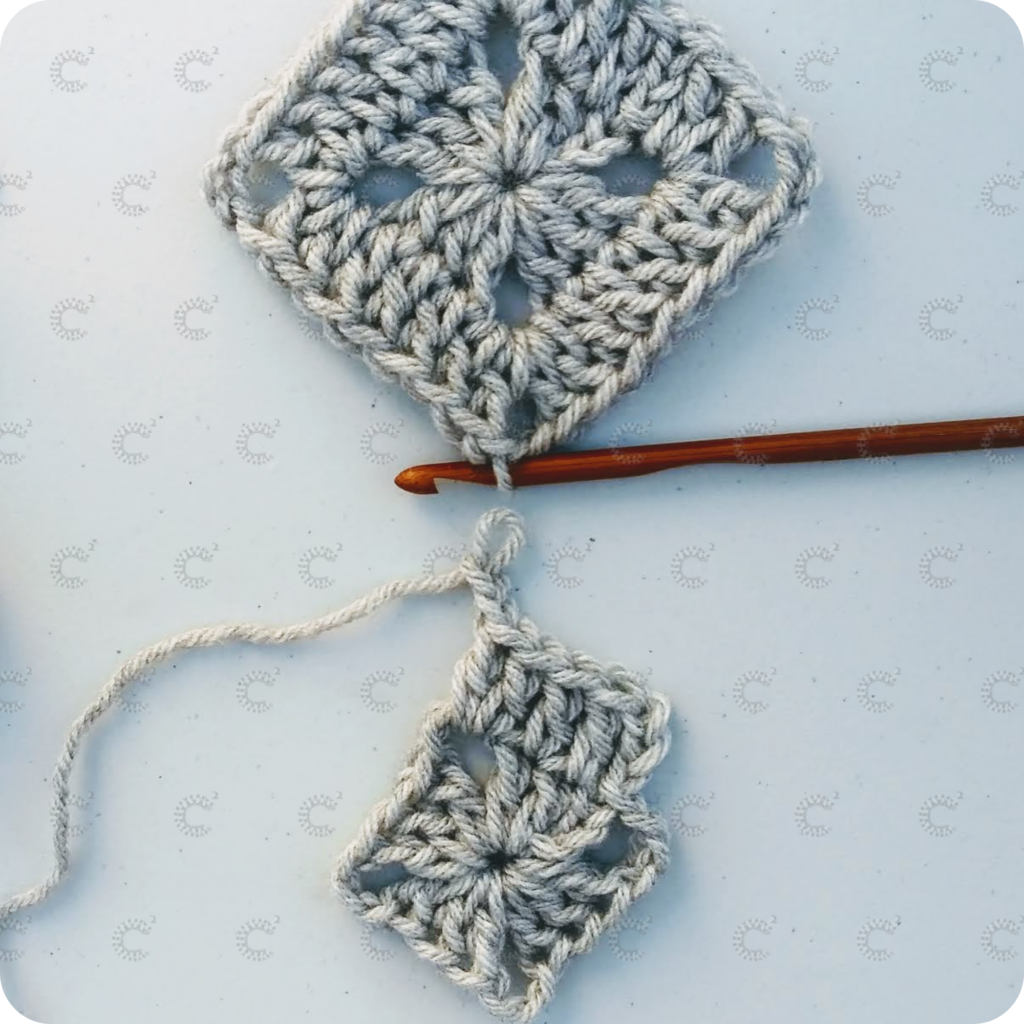Paso 2 de la unión punto por punto al crochet: colocación de los grannies con el derecho hacia arriba