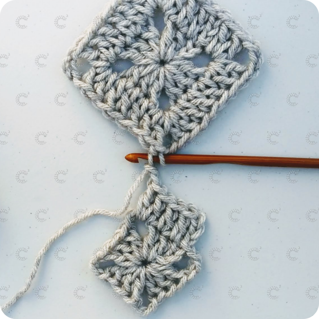 Paso 3 de la unión punto por punto al crochet: inserción de la aguja en la lazada posterior del primer granny