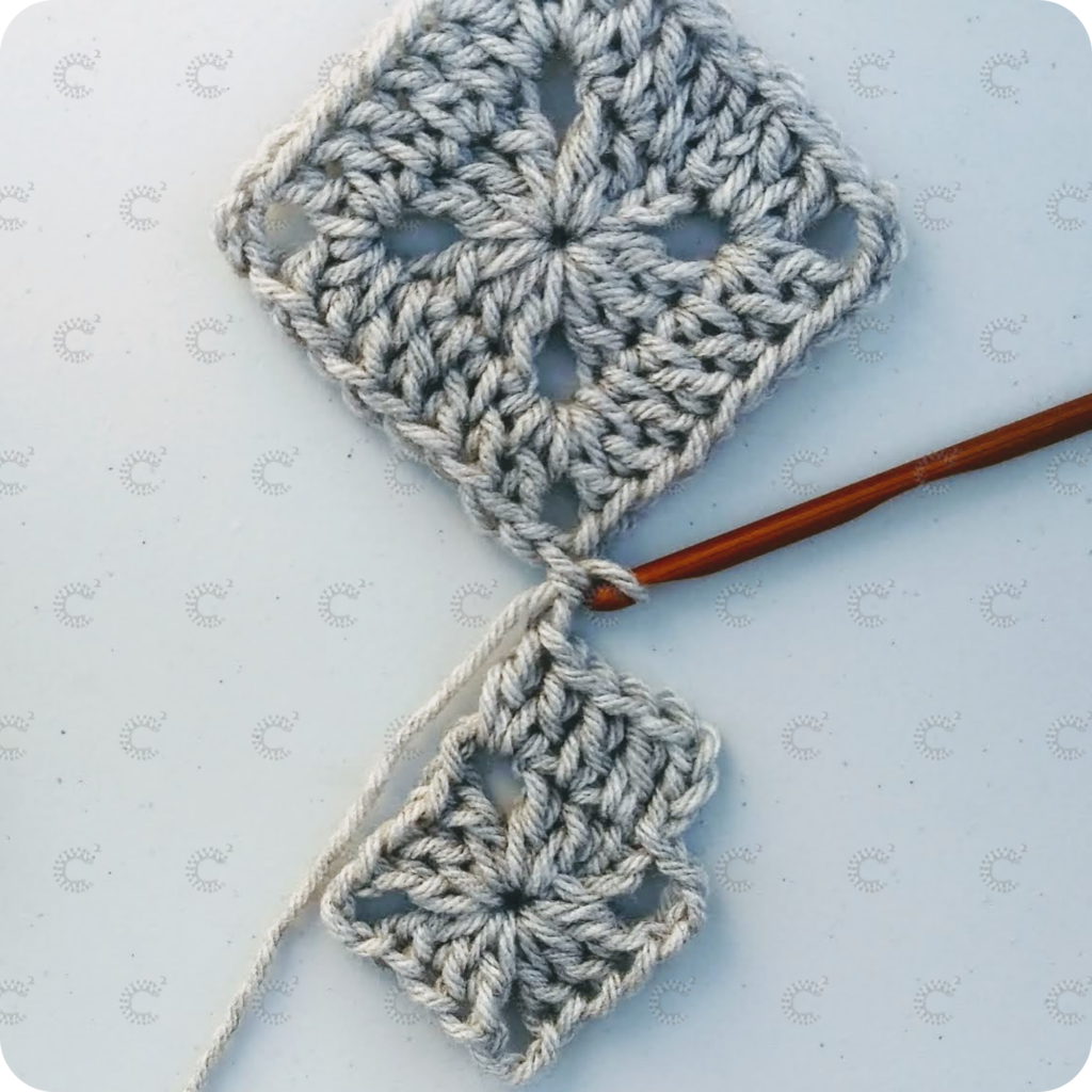 Paso 4 de la unión punto por punto al crochet: entrelazado de lazadas para unir los puntos
