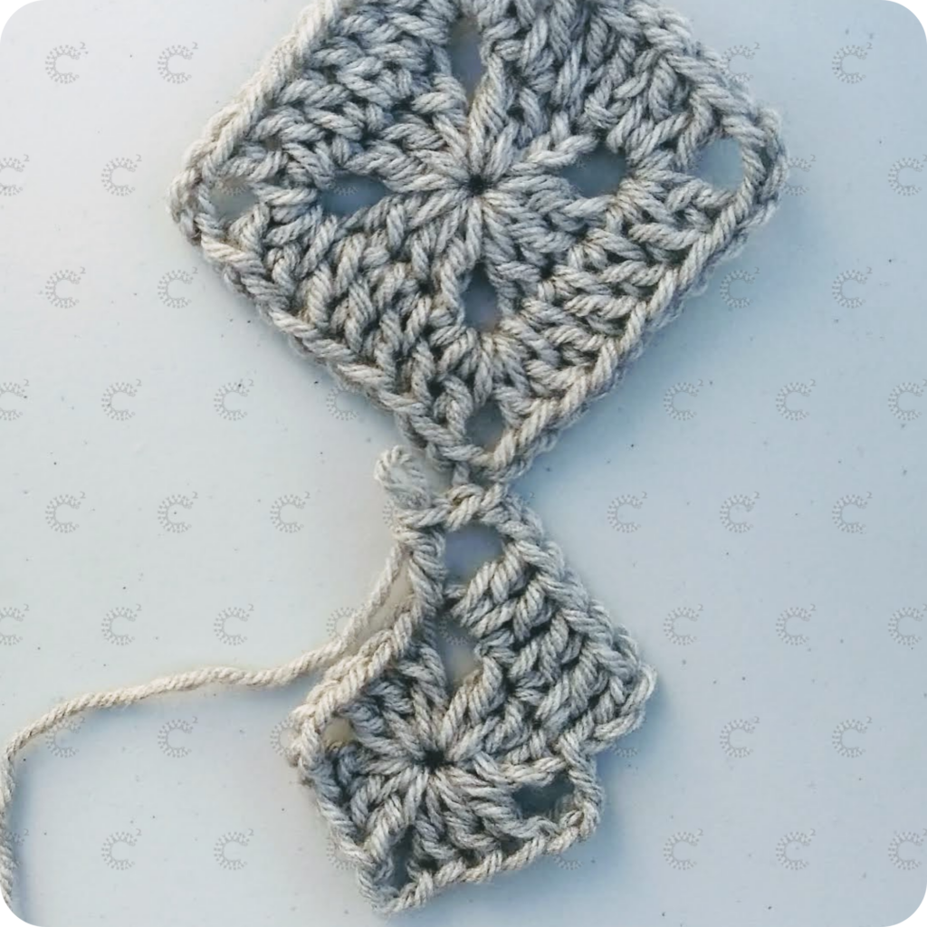 Paso 5 de la unión punto por punto al crochet: tejido de cadena y vareta en el ángulo del granny