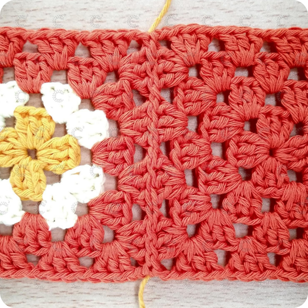 Unión invisible de cuadrados al crochet realizada con aguja lanera y acabado prolijo