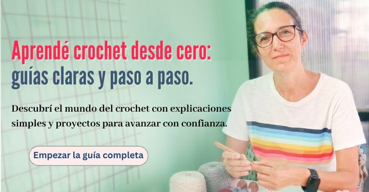Mujer tejiendo crochet paso a paso con hilo y aguja