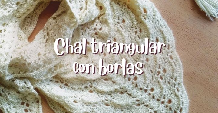 Chal triangular al crochet tejido con hilado fino en color amarillo claro, con textura calada de abanicos