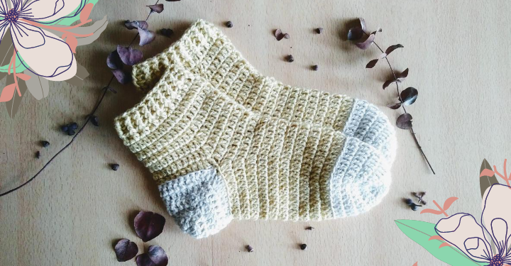 Par de medias al crochet tejidas paso a paso en color amarillo y crudo