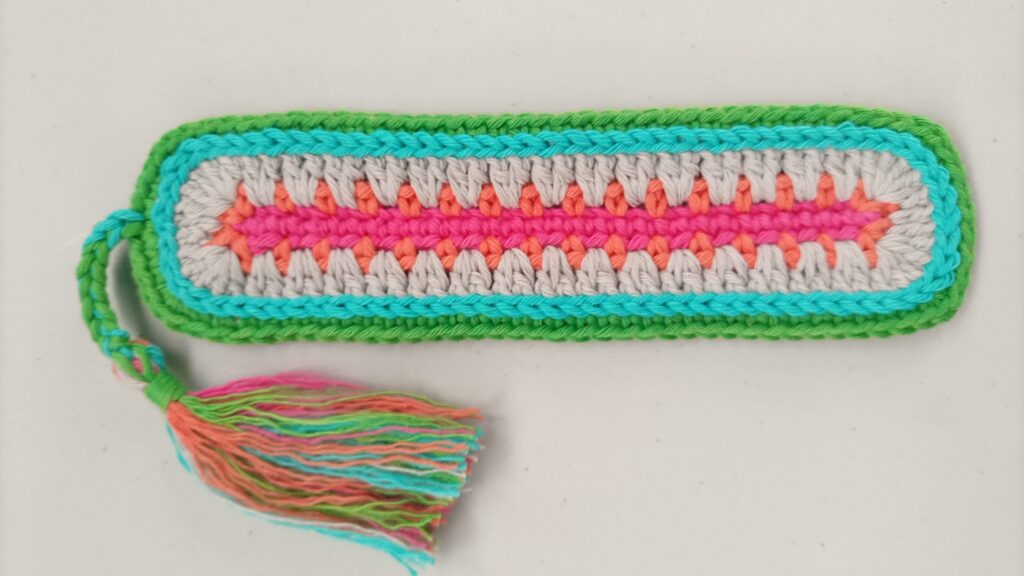 Bookmark tejido al crochet con borla